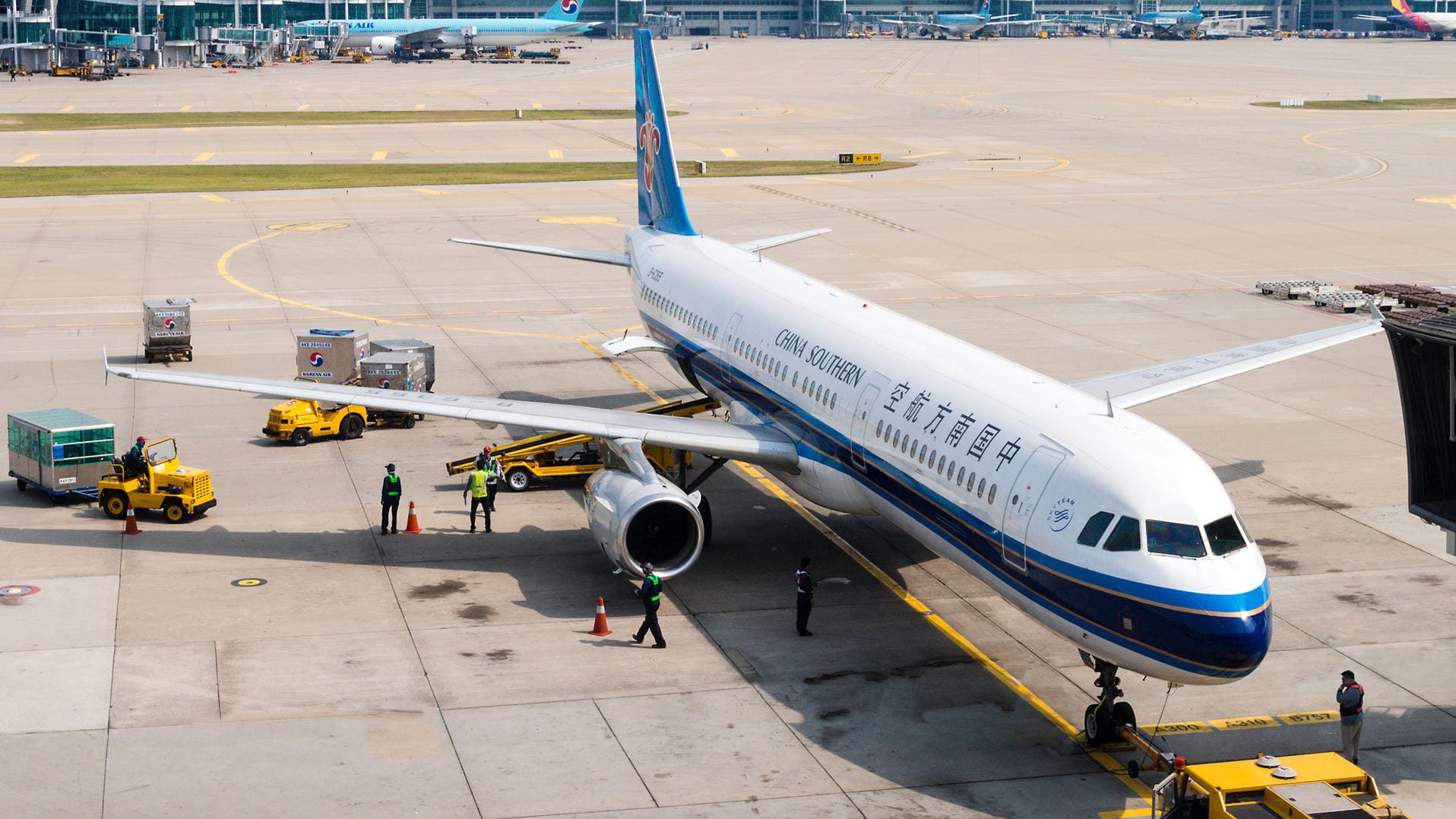 Flugzeug der Fluggesellschaft "China Southern": Zusatz-Akku fängt in Handgepäckablage Feuer.