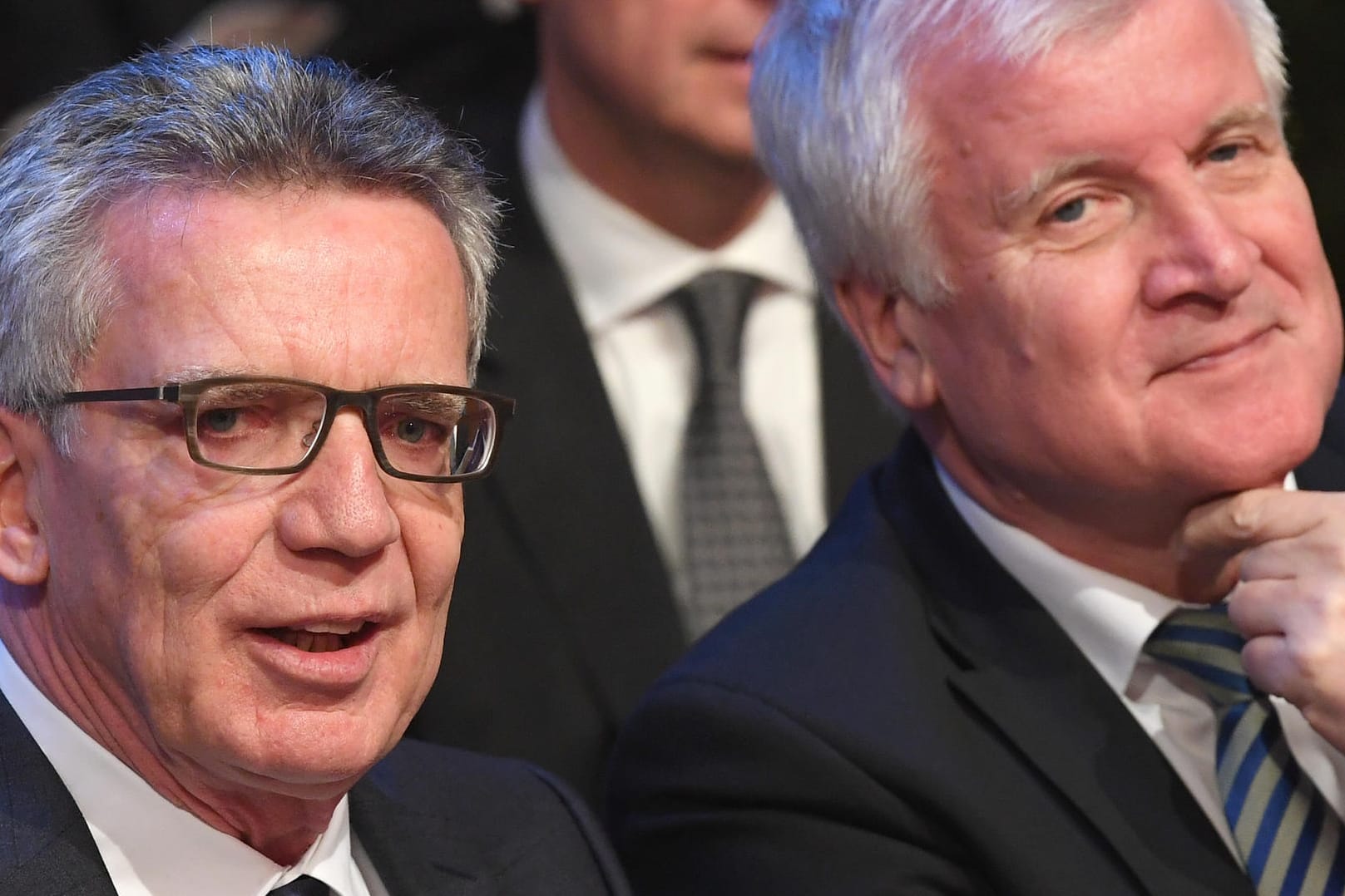 Thomas de Maiziere (CDU, l) und Horst Seehofer (CSU): Der amtierende Bundesinnenminister zweifelt an der Eignung seines designierten Nachfolgers.