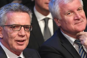 Thomas de Maiziere (CDU, l) und Horst Seehofer (CSU): Der amtierende Bundesinnenminister zweifelt an der Eignung seines designierten Nachfolgers.