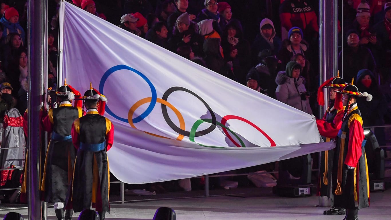 Die Olympische Flagge wird bei der Schlussfeier im Olympiastadion eingeholt.