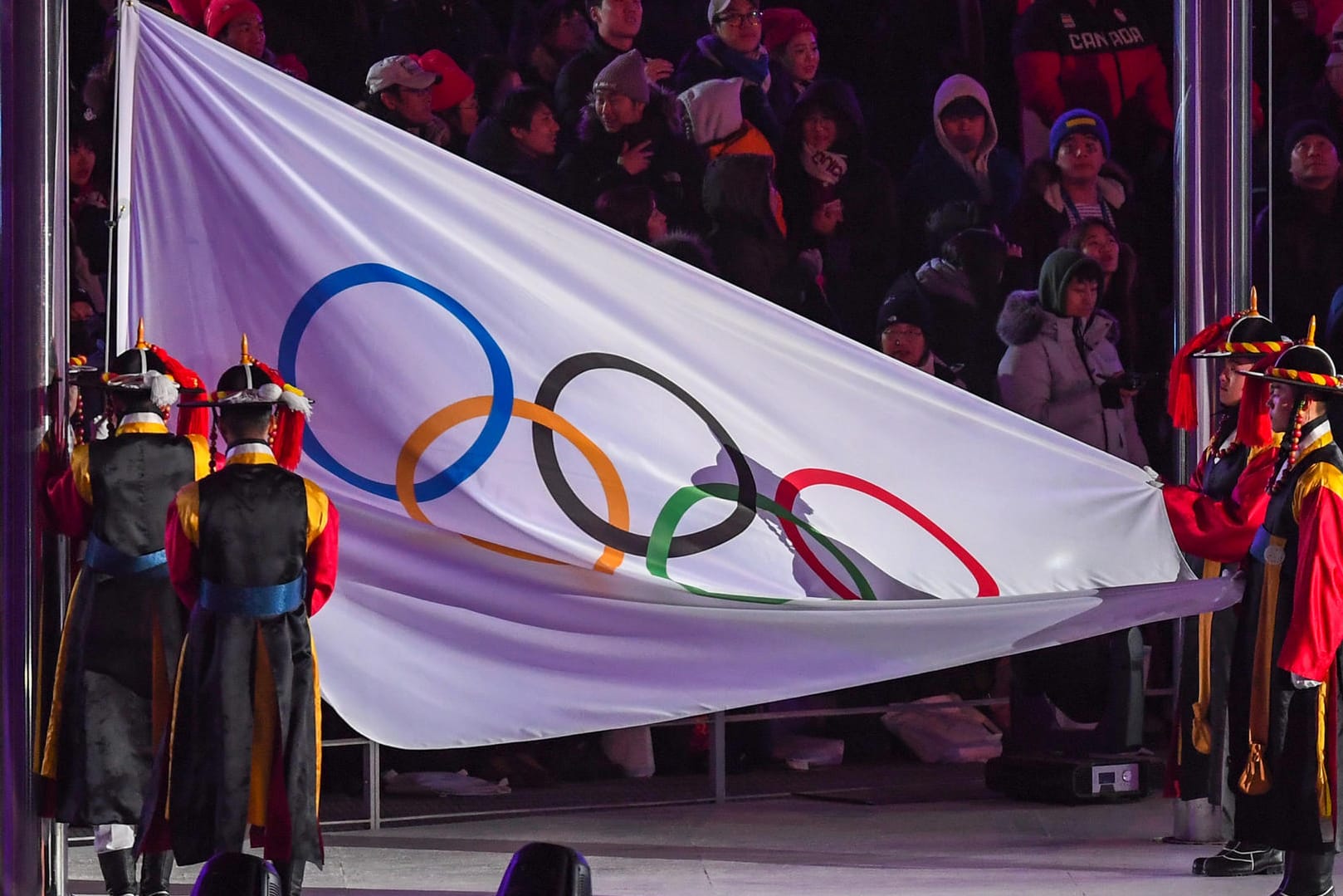 Die Olympische Flagge wird bei der Schlussfeier im Olympiastadion eingeholt.