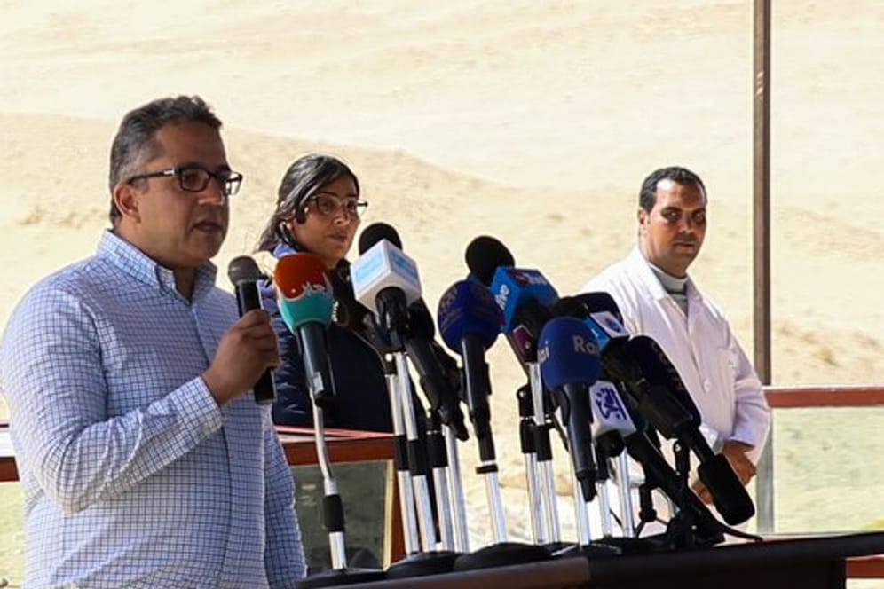 Chaled al-Enani, Antikenminister von Ägypten, beim Statement zur Entdeckung einer über 2500 Jahre alten Nekropole.
