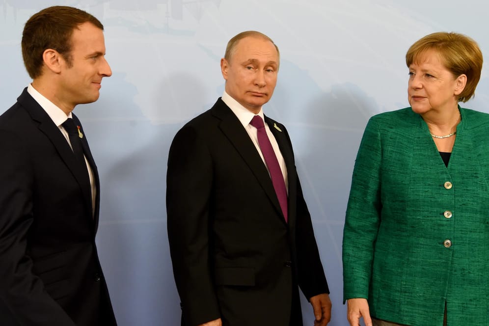 Frankreichs Präsident Emmanuel Macron (li.) und Angela Merkel (re.) haben Wladimir Putin aufgefordert, den Waffenstillstand in Syrien mit "maximalem Druck" umzusetzen.