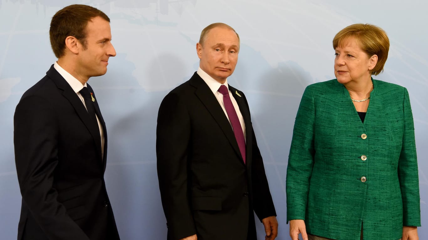 Frankreichs Präsident Emmanuel Macron (li.) und Angela Merkel (re.) haben Wladimir Putin aufgefordert, den Waffenstillstand in Syrien mit "maximalem Druck" umzusetzen.