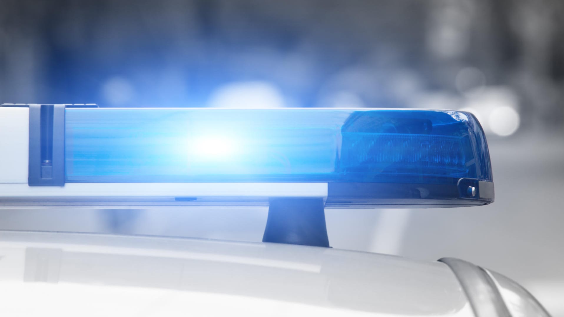 Blaulicht eines Polizei-Autos: Polizei schießt auf Mann mit Messer. Blaulicht eines Polizei-Autos: Polizei schießt auf Mann mit Messer.
