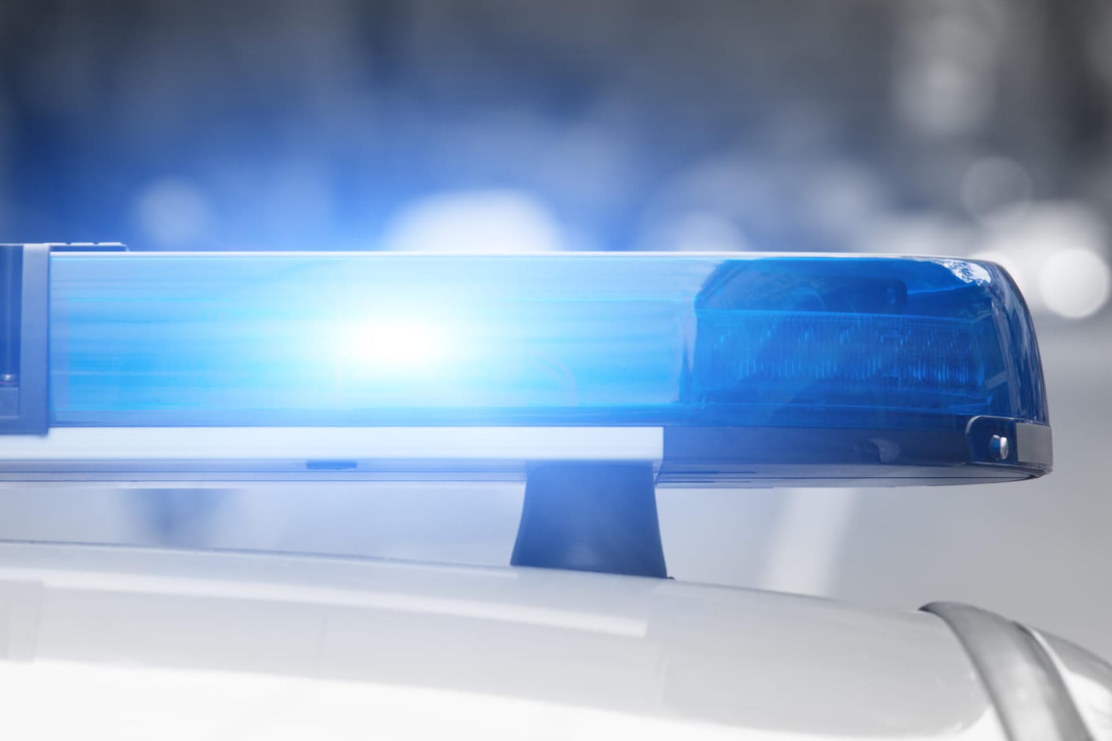 Blaulicht eines Polizei-Autos: Polizei schießt auf Mann mit Messer.
