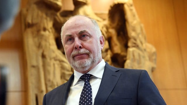 Ulrich Silberbach, der Bundesvorsitzende des dbb Beamtenbundes fordert attraktivere Arbeitsbedingungen für Angestellte im öffentlichen Dienst. Ulrich Silberbach, der Bundesvorsitzende des dbb Beamtenbundes fordert attraktivere Arbeitsbedingungen für Angestellte im öffentlichen Dienst.