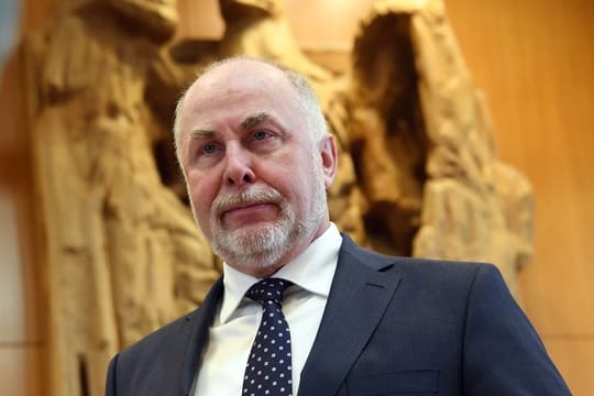Ulrich Silberbach, der Bundesvorsitzende des dbb Beamtenbundes fordert attraktivere Arbeitsbedingungen für Angestellte im öffentlichen Dienst.