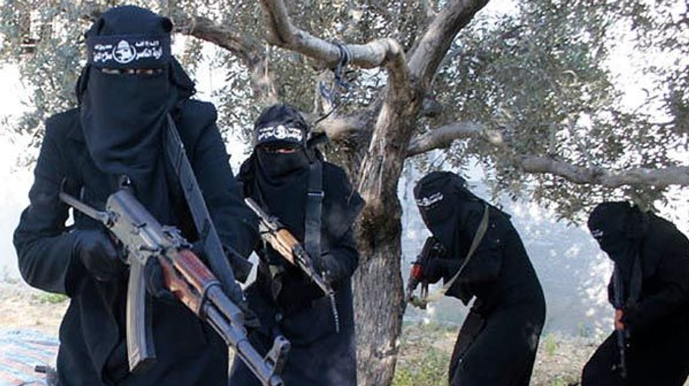 Screenshot eines Propagandavideos der IS-Miliz zeigt voll verschleierte Frauen mit Gewehren: 15 Türkinnen wegen IS-Mitgliedschaft zum Tode verurteilt.