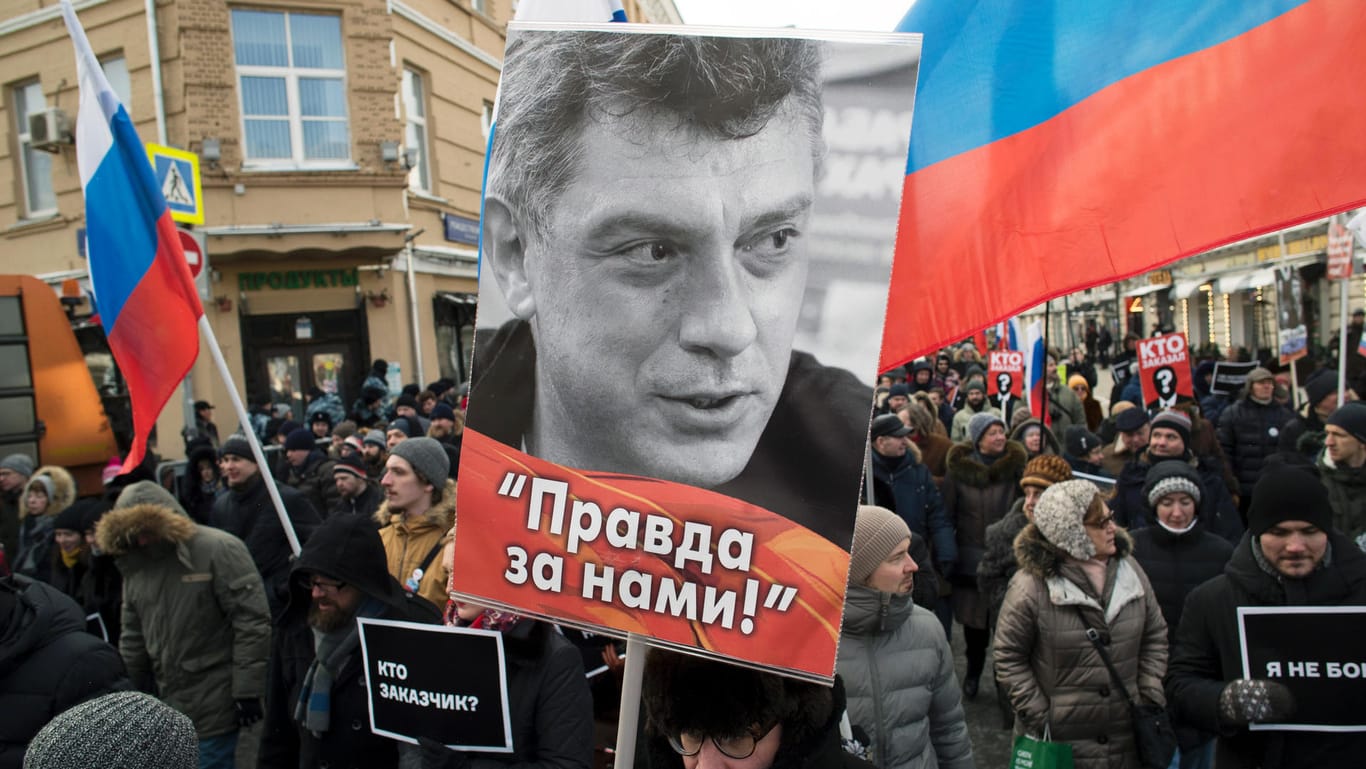 Marsch in Moskau (Russland) zum Gedenken an den ermordeten Oppositionsführers Boris Nemzow: Tausende erinnern an ermordeten russischen Oppositionellen.