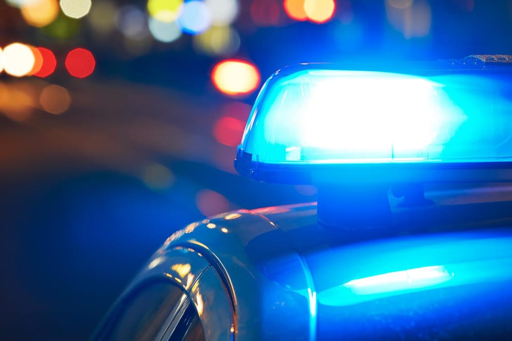 Polizei-Auto mit Blaulicht: Polizei in Salzgitter stoppt Hochzeitskorso.