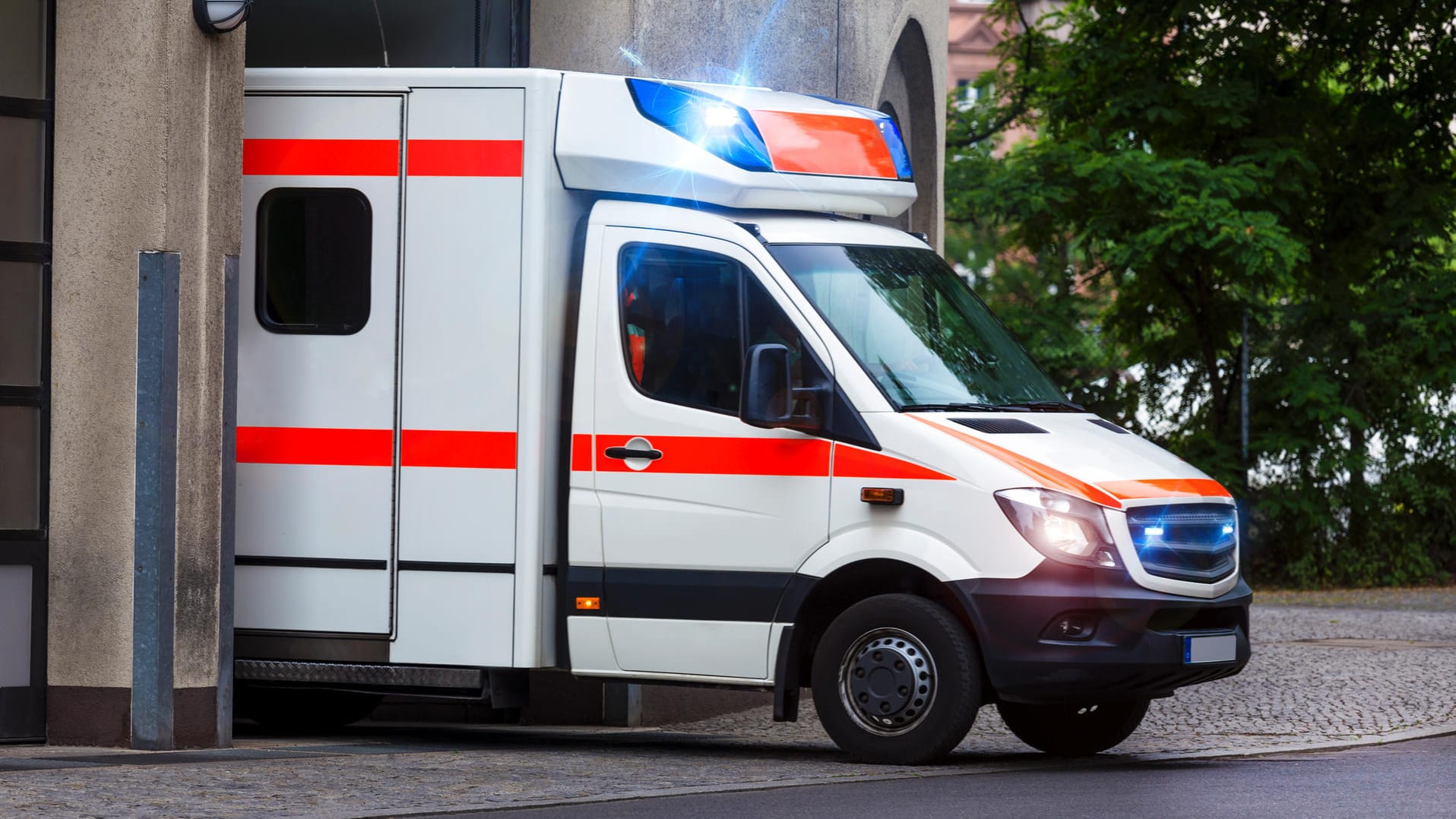 Krankenwagen im Einsatz: Mann tritt kleinen Jungen in den Bauch. Krankenwagen im Einsatz: Mann tritt kleinen Jungen in den Bauch.