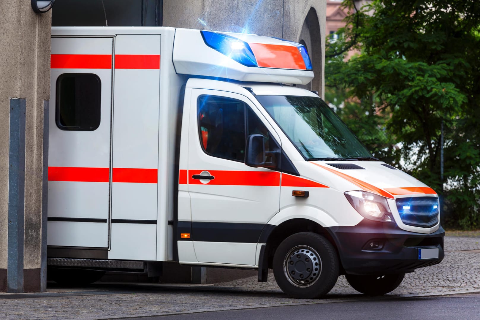 Krankenwagen im Einsatz: Mann tritt kleinen Jungen in den Bauch.