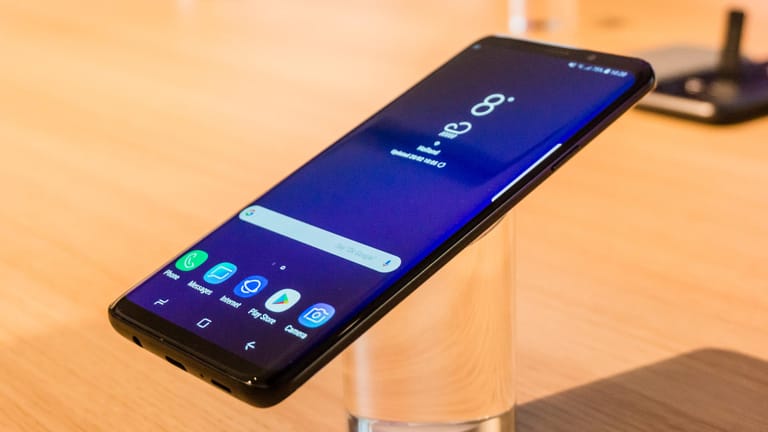 Wie bei Edge: Samsung nutzt die volle Breite des Gerätes aus.
