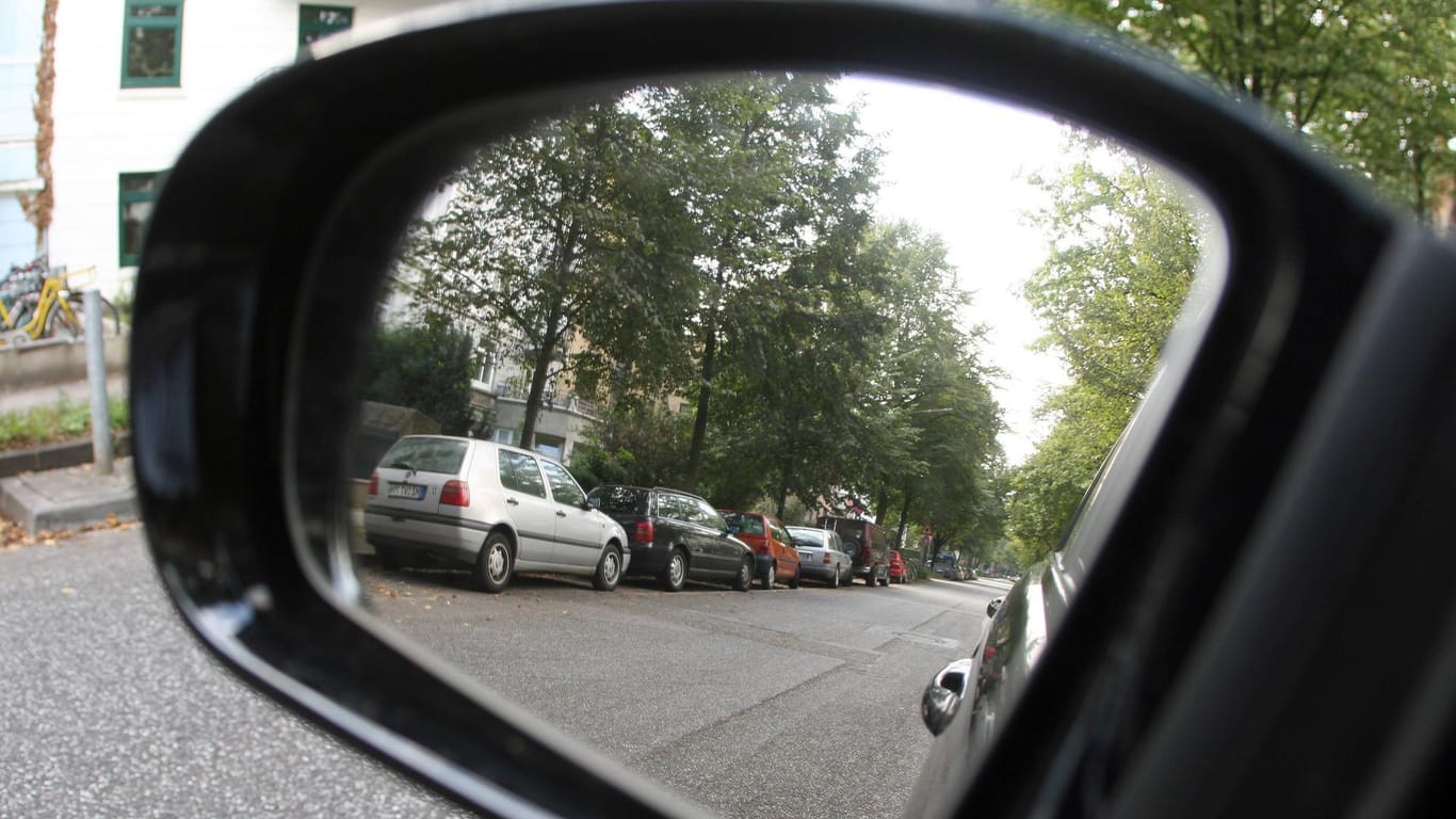 Ein 12-jähriges Mädchen ist am Samstag in Grosselfingen in einer Autotür eingeklemmt worden.