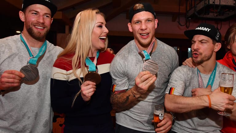 Ausgelassen: Ski-Superstar Lindsey Vonn (2. v. l.) feierte gemeins mit den deutschen Eishockey-Cracks Marcus Klink, David Wolf und Patrick Reimer (v. l.) den Olympiaabschluss.