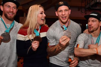 Ausgelassen: Ski-Superstar Lindsey Vonn (2. v. l.) feierte gemeins mit den deutschen Eishockey-Cracks Marcus Klink, David Wolf und Patrick Reimer (v. l.) den Olympiaabschluss.
