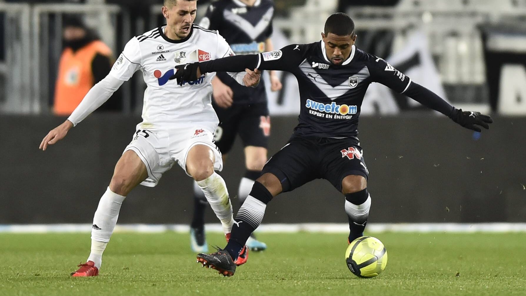 Den Ball eng am Fuß: Bordeaux-Star Malcom (r.) in Aktion.