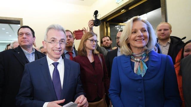 Peter Feldmann (l,SPD), Amtsinhaber, steht am Wahlsonntag mit Bernadette Weyland, OB-Kandidatin (CDU), im Römer. Peter Feldmann (l,SPD), Amtsinhaber, steht am Wahlsonntag mit Bernadette Weyland, OB-Kandidatin (CDU), im Römer.