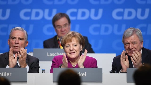 Freuen sich über die Zustimmung zum Koalitionsvertrag: Kanzlerin Merkel neben Thomas Strobl, Volker Bouffier und Armin Laschet auf dem 30.