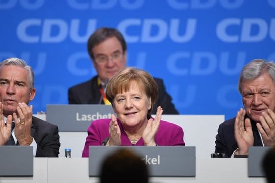 Freuen sich über die Zustimmung zum Koalitionsvertrag: Kanzlerin Merkel neben Thomas Strobl, Volker Bouffier und Armin Laschet auf dem 30.