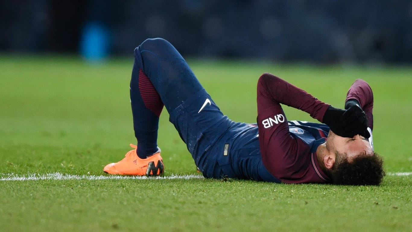 Mit einem "dick geschwollenen" Knöchel musste Neymar ausgewechselt werden.