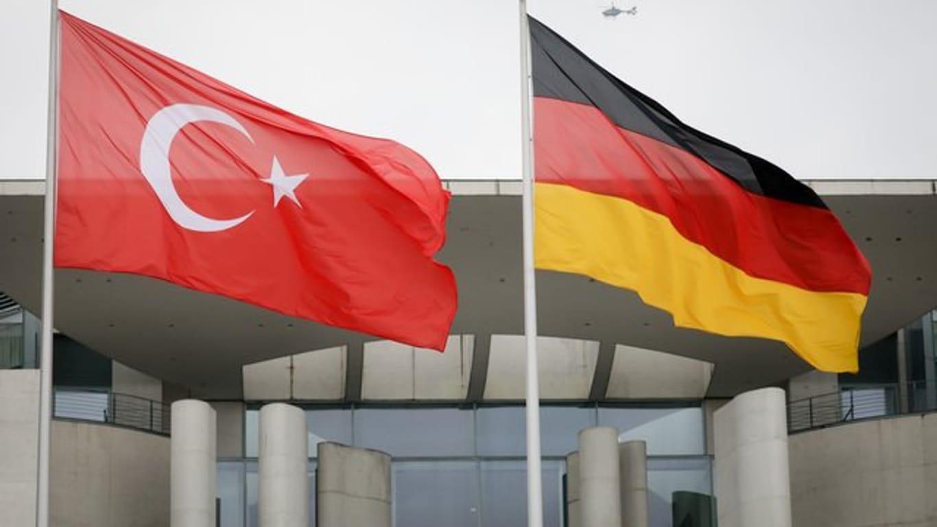 Die Bundesregierung hatte ihre Türkei-Politik ab Mitte vergangenen Jahres vor allem wegen der Inhaftierung mehrerer deutscher Staatsbürger aus politischen Gründen deutlich verschärft.