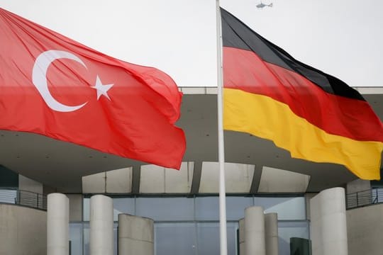 Die Bundesregierung hatte ihre Türkei-Politik ab Mitte vergangenen Jahres vor allem wegen der Inhaftierung mehrerer deutscher Staatsbürger aus politischen Gründen deutlich verschärft.