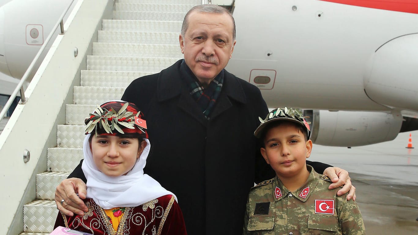 Der türkische Staatspräsident posiert mit Kindern: Recep Tayyip Erdogan verteidigte bei einem Treffen seiner Partei AKP die Afrin-Offensive in Syrien.