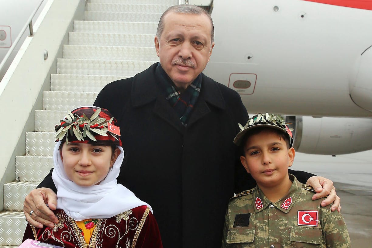 Der türkische Staatspräsident posiert mit Kindern: Recep Tayyip Erdogan verteidigte bei einem Treffen seiner Partei AKP die Afrin-Offensive in Syrien.