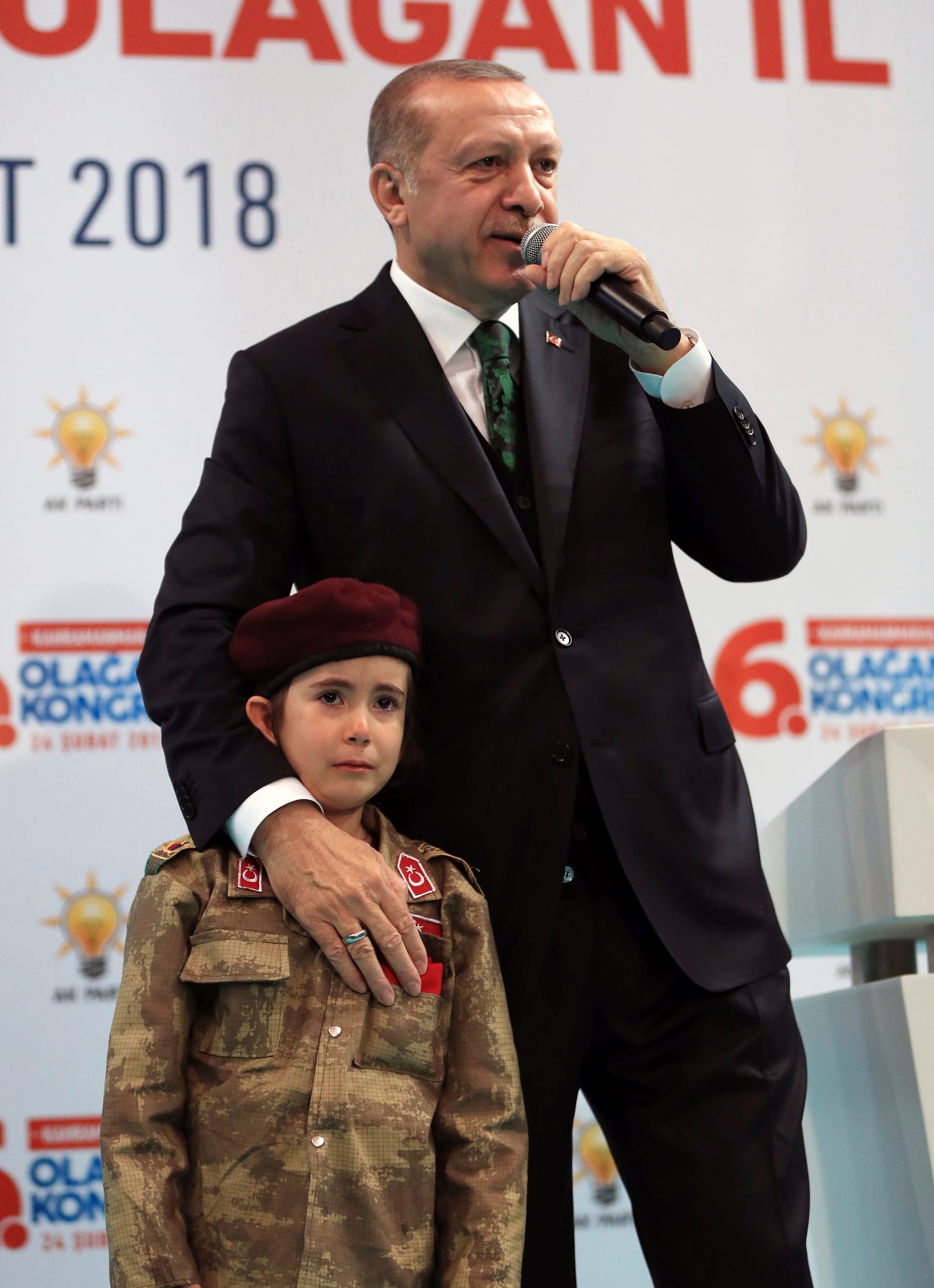 Präsident mit kleinem Mädchen: Erdogan versuchte bei der AKP-Veranstaltung das Kind in Soldatenuniform zu trösten.