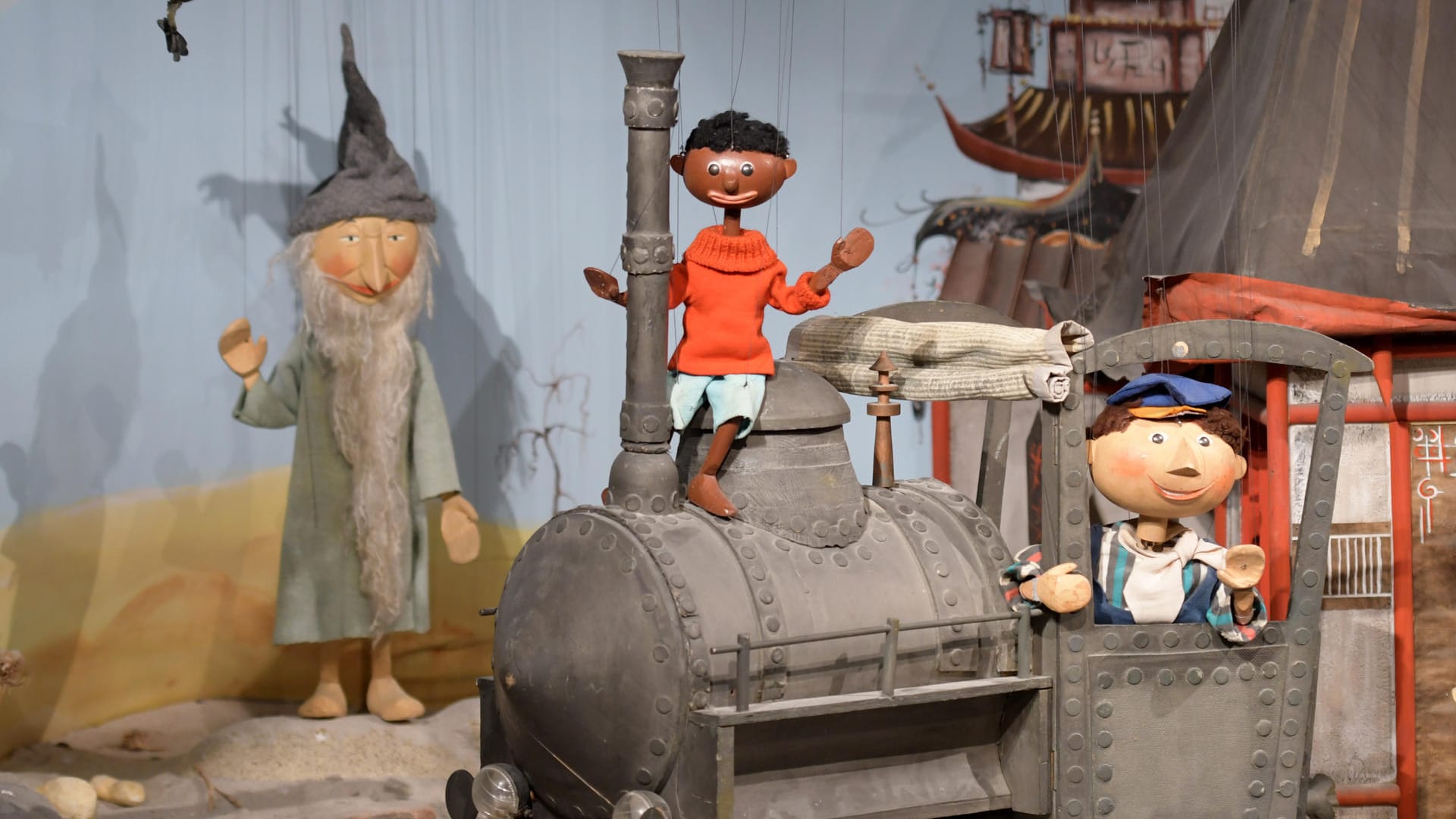 Die Marionetten "Tur Tur" (von links nach rechts), "Jim Knopf" und "Lukas" stehen zusammen mit der Lokomotive "Emma" im Puppentheatermuseum: Die Puppenkiste ist eines der bekanntesten Marionettentheater in Deutschland und feiert ihren 70. Geburtstag.