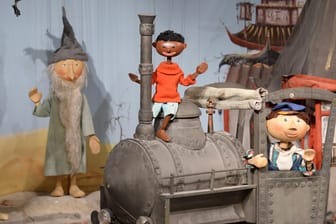 Die Marionetten "Tur Tur" (von links nach rechts), "Jim Knopf" und "Lukas" stehen zusammen mit der Lokomotive "Emma" im Puppentheatermuseum: Die Puppenkiste ist eines der bekanntesten Marionettentheater in Deutschland und feiert ihren 70. Geburtstag.