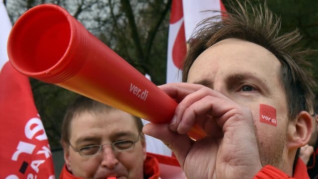 Potsdam: Mit Trillerpfeifen und Tröten demonstrierten Gewerkschafter für ihre Forderungen in der Tarifrunde 2016. Potsdam: Mit Trillerpfeifen und Tröten demonstrierten Gewerkschafter für ihre Forderungen in der Tarifrunde 2016.