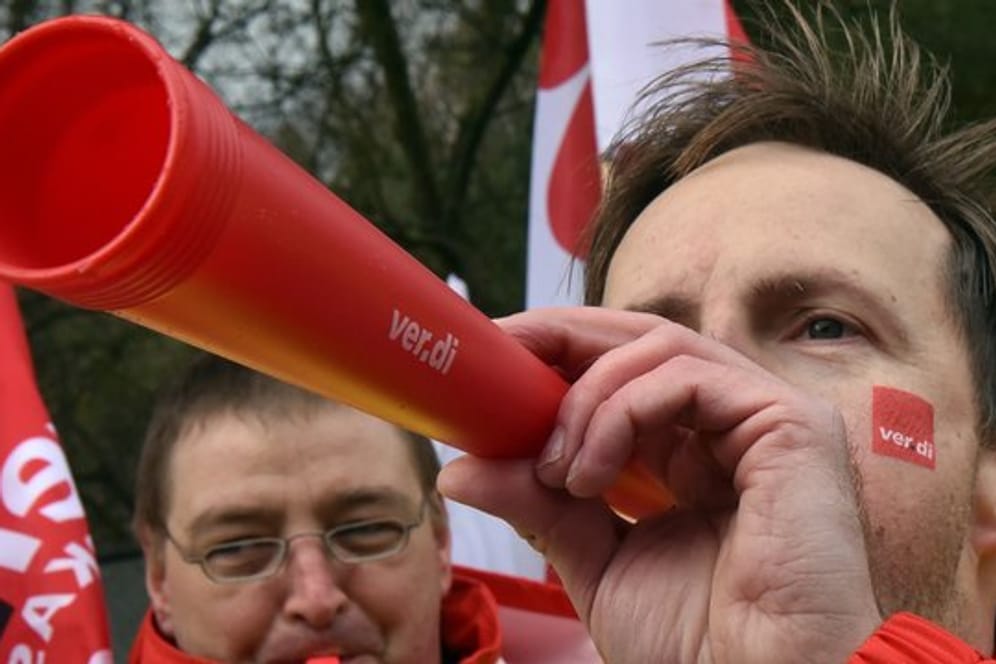 Potsdam: Mit Trillerpfeifen und Tröten demonstrierten Gewerkschafter für ihre Forderungen in der Tarifrunde 2016.