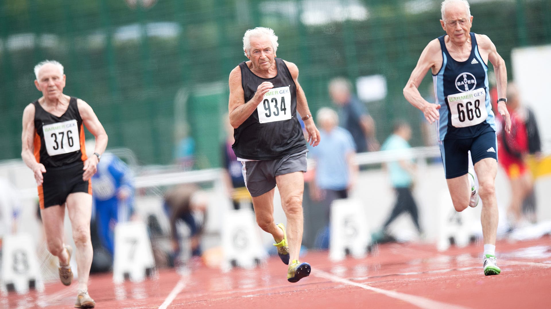 Heinz Stäcker (von rechts nach links, 86), Horst Pfeiffer (88) und Herbert E. Müller (86) sprinten beim 100 Meter Lauf (Startklasse M85) bei den Deutschen Senioren-Meisterschaften der Leichtathletik in Thüringen: Forscher prüfen, ob sich die biologische Uhr irgendwann austricksen lässt.