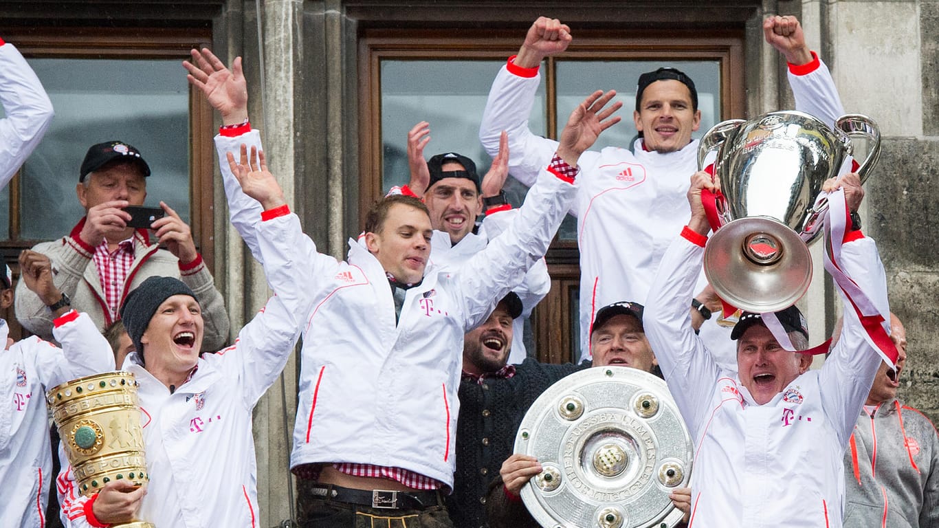 Jupp Heynckes (r.) mit dem Henkelpott: 2013 führte er den FC Bayern zum Triple-Gewinn.