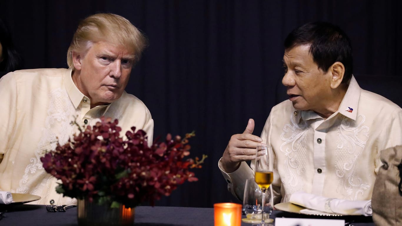 Trump und Duterte: Der philippinische Machthaber lässt Drogendealer und Abhängige von Todesschwadronen ermorden – ein "sagenhafter Job" sei das, sagt der US-Präsident.