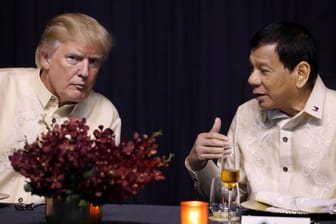 Trump und Duterte: Der philippinische Machthaber lässt Drogendealer und Abhängige von Todesschwadronen ermorden – ein "sagenhafter Job" sei das, sagt der US-Präsident.