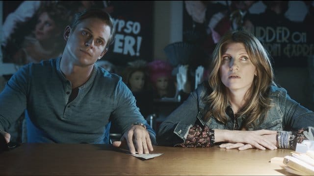 Ryan (Billy Magnussen) und Sarah (Sharon Horgan) geraten ins Visier echter Gangster.