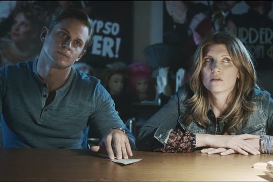 Ryan (Billy Magnussen) und Sarah (Sharon Horgan) geraten ins Visier echter Gangster.