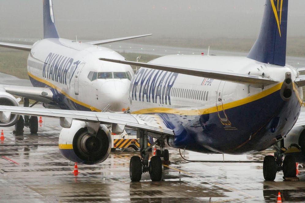 Flugzeuge von Ryanair stehen an einem Flughafen: Ryanair fordert ein Ende der Luftverkehrsteuer, die kleinere Flughäfen benachteilige.