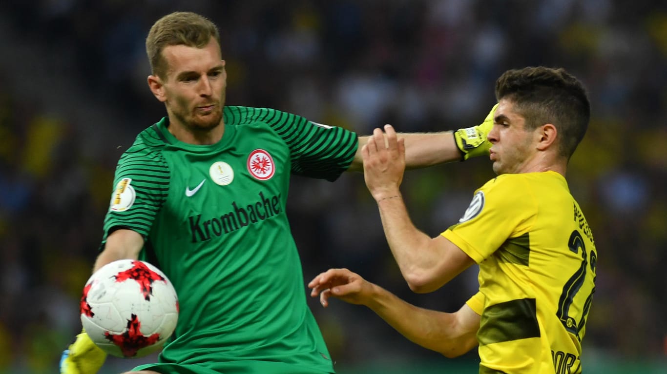 Hradecky (l.) im Duell mit Pulisic: Der Keeper verlor das Pokal-Finale 2017 mit Frankfurt gegen Dortmund.