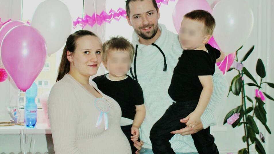 Fünf Jahre und zwei Monate waren Franziska und Dominik Lemcke zusammen, mit dem dritten Kind sollte das Glück perfekt sein. Die Kinder hat unsere Redaktion im Foto unkenntlich gemacht.