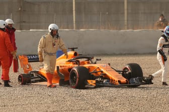 Neue Saison, erste Panne: Fernando Alonso verlässt seinen Wagen.