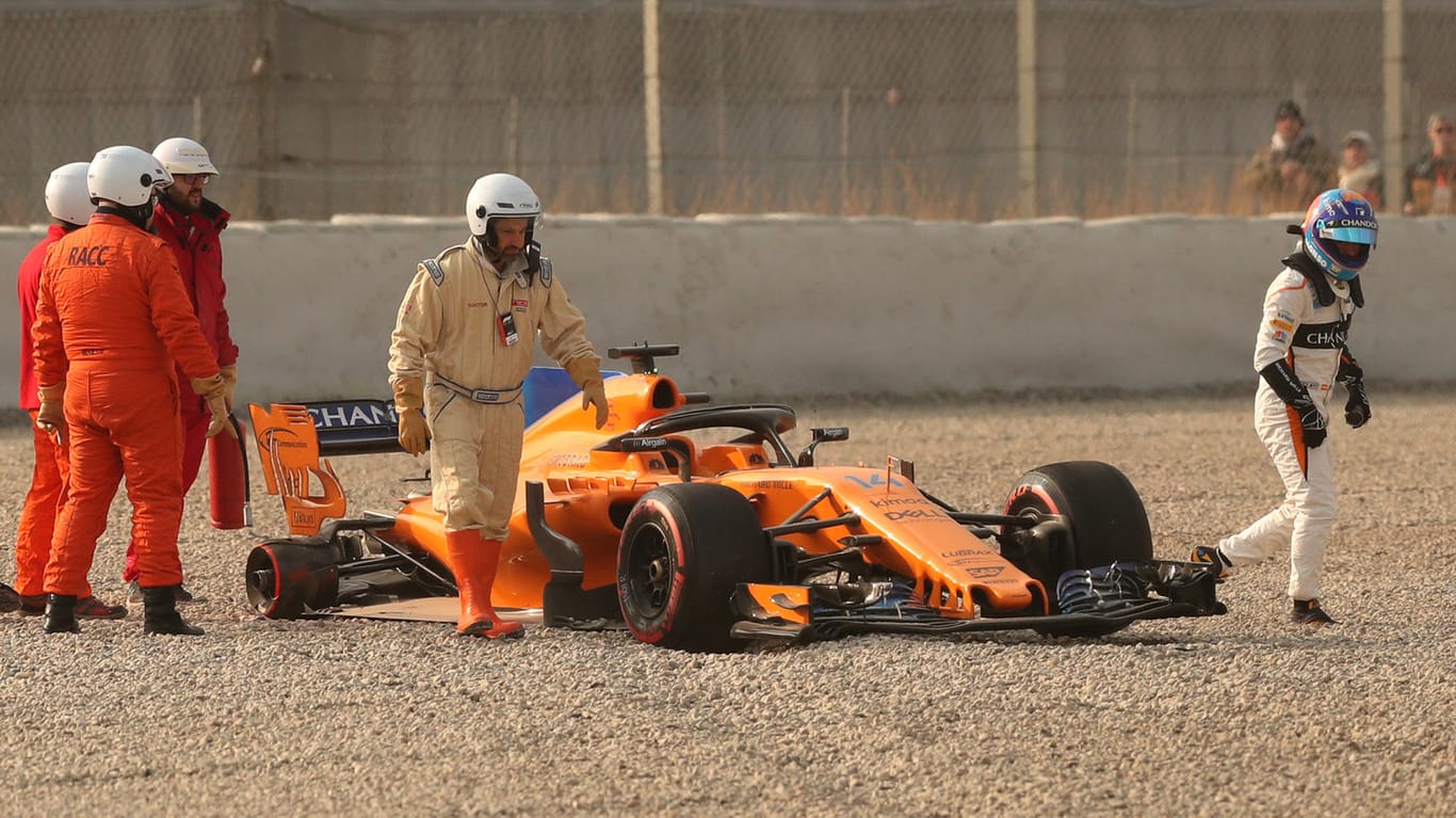 Neue Saison, erste Panne: Fernando Alonso verlässt seinen Wagen.