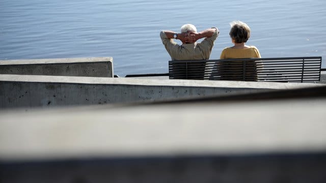 Senioren-Paar auf einer Bank an der Elbe in Geesthacht.