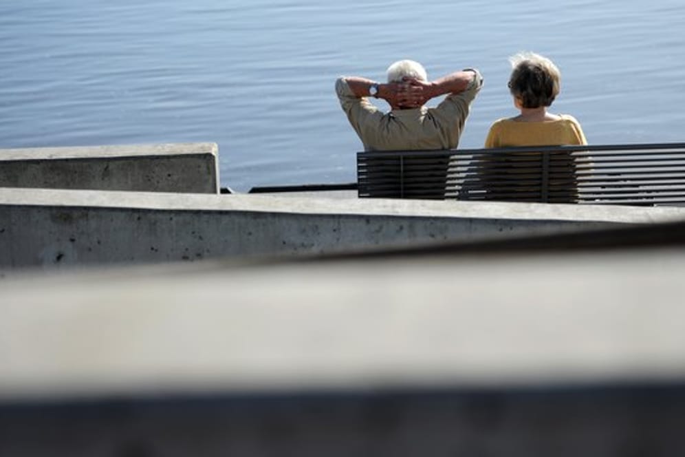 Senioren-Paar auf einer Bank an der Elbe in Geesthacht.