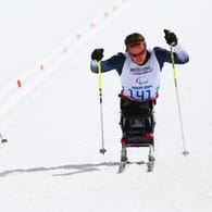 Die US-Sportlerinnen Beth Requist and Tatyana McFadden liefern sich bei den Paralympics 2014 ein hartes Rennen.