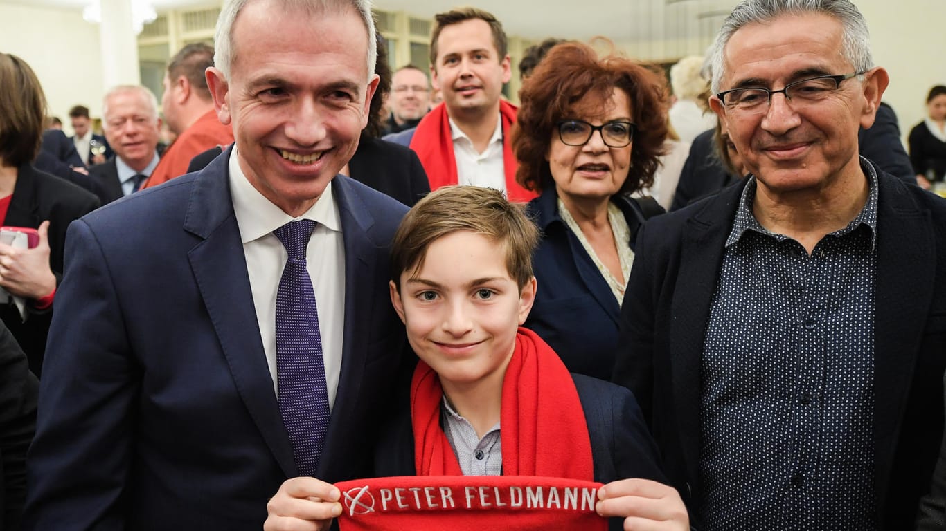 SPD-Kandidat Peter Feldmann: Der amtierende Frankfurter Oberbürgermeister freute sich schon über die Wahlbeteiligung – und wurde dann enttäuscht.